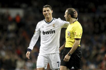 Ronaldo bromea con el arbitro Delgado Ferreiro.