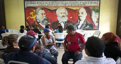 Asamblea en la Escuela Normal &quot;Ra&uacute;l Isidro Burgos&quot;, en Ayotzinapa. / SA&Uacute;L RUIZ
 