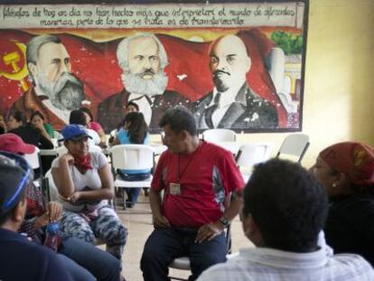 Asamblea en la Escuela Normal &quot;Ra&uacute;l Isidro Burgos&quot;, en Ayotzinapa. / SA&Uacute;L RUIZ
 