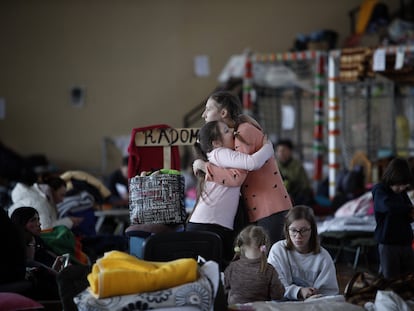 Refugiados ucranios en un pabellón deportivo de la localidad polaca de Dolhobyczow, cerca de la frontera de Ucrania.