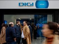 Varias personas durante la inauguración de la primera tienda en España de Digi, el 23 de febrero de 2023, en Valencia.