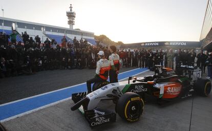 Sergio Perez y Nico Hulkenberg, ambos del equipo Force India, junto al nuevo VJM07.