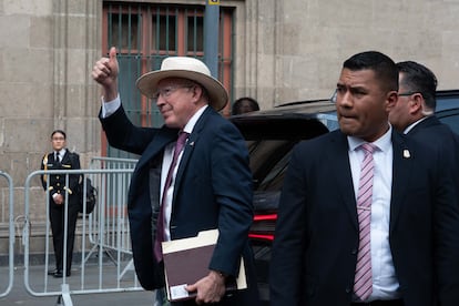 Ken Salazar a su llegada a Palacio Nacional, en Ciudad de México.