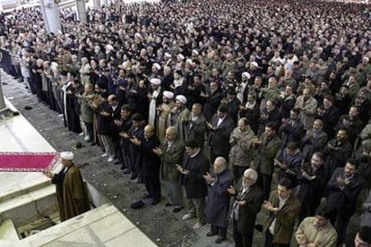 El ex presidente de Irán Alí Akbar Hachemi Rafsanyani dirige la plegaria del Eid al Ada (Fiesta del Sacrificio), ayer en la Universidad de Teherán.