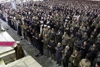 El ex presidente de Irán Alí Akbar Hachemi Rafsanyani dirige la plegaria del Eid al Ada (Fiesta del Sacrificio), ayer en la Universidad de Teherán.