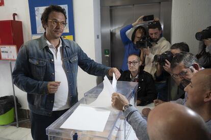 José Maria Gónzalez ‘Kichi’ acude a votar en el colegio electoral de la Salle, en el barrio de la Viña, Cádiz.