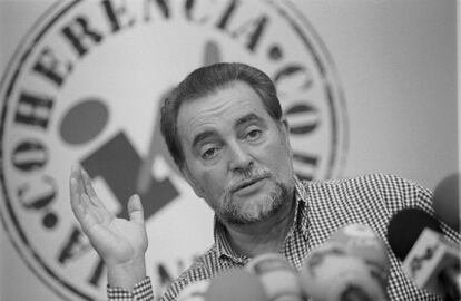Julio Anguita, en un acto de las elecciones autonómicas de Galicia, en Vigo en 1997.