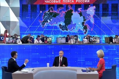 El presidente ruso, Vladimir Putin, asiste al programa Línea Directa, la sesión anual de preguntas y respuestas con la ciudadanía, en Moscú, Rusia. Durante la emisión del programa, ell centro de recepción de llamadas telefónicas ha sufrido un ciberataque "lanzado desde el extranjero", ha dicho una presentadora de la cadena rusa Rossiya 24. Por su parte, la directora de RT y Sputnik, Margarita Simonian, ha precisado que el ataque informático "fue lanzado desde Ucrania".