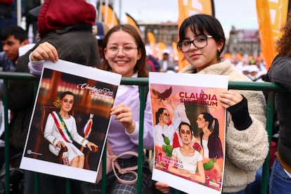 Dos jóvenes asistentes al Zócalo muestran carteles de la presidenta Claudia Sheinbaum. 