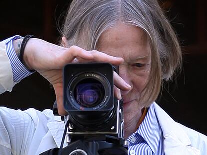 Candida Höfer, ante el Archivo de Indias de Sevilla con su cámara.