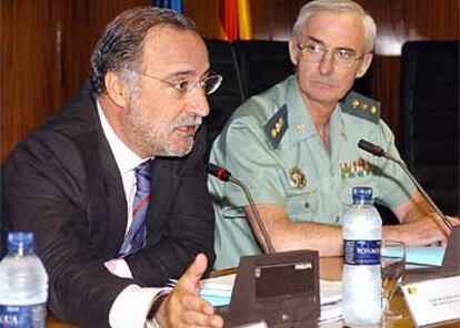 Pere Navarro, junto al coronel de la Agrupación de Tráfico Antonio Calle, durante la presentación del dispositivo.