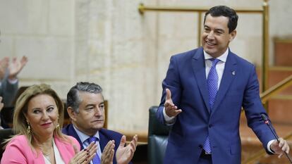 El presidente de la Junta de Andalucía, Juan Manuel Moreno, durante la sesión de control al Gobierno, en el Parlamento autonómico, en Sevilla, este jueves.