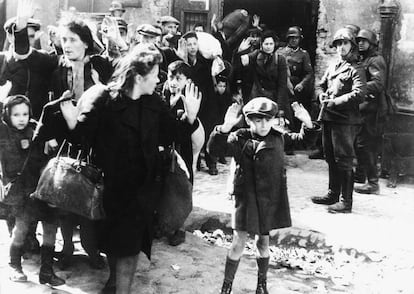 Detención de familias judías por los nazis en el gueto de Varsovia.