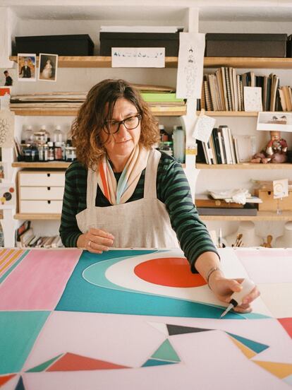 El resultado es un espacio que aparece casi como un lienzo en blanco, interrumpido por las coloristas obras, telas y dibujos de su dueña: “Vega sabe que trabajo con color y que tengo muchas cosas. Meterle más de base me iba a generar estrés. Mi casa en Madrid es igual: un espacio blanco sobre el que danza todo lo demás”.<p>En la imagen, Lumbreras, en su estudio, que ahora ocupa una parte de la casa.<p/>