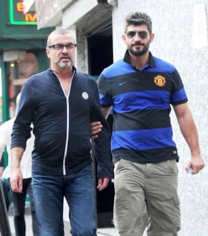 George Michael y, a la derecha, su novio Fadi Fawaz, paseando por las calles de Londres en 2012.