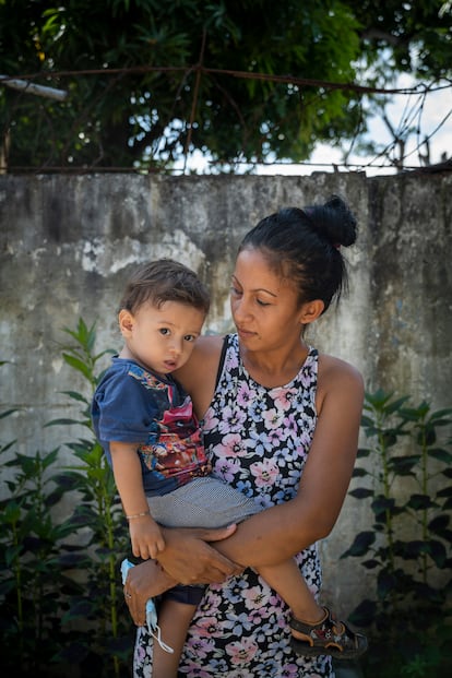 Glenda Xiomara Ramos tiene 22 años y es madre soltera de dos niños de dos y seis. Es una de las usuarias de la Escuela de Empleo en su comunidad. Su sueño es montar su propio negocio de belleza.