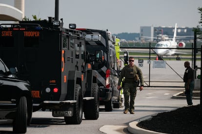Oficiales de policía esperan la llegada de Trump en el Aeropuerto Internacional Hartsfield-Jackson de Atlanta.