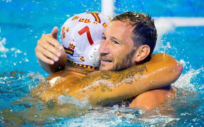 Sergio Cabanas (7) celebra el triunfo ante Italia con Daniel López Pinedo.