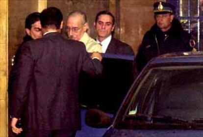 El ex dictador Jorge Videla (en el centro, con gafas), a su llegada al juzgado.