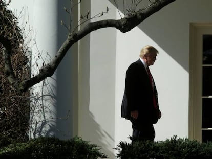 Donald Trump a caminho do Salão Oval.