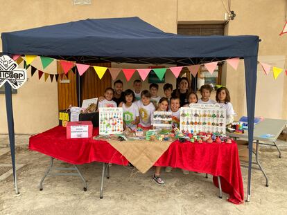 Alumnos de la Escola Montanyans, en Barcelona, en un puesto donde venden los productos creados en el marcos de su cooperativa Arti Coop.