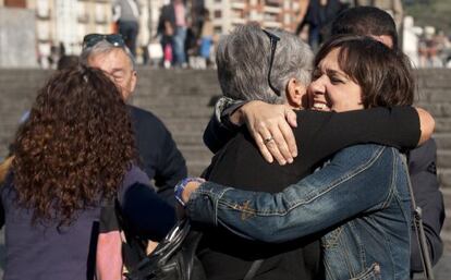 Abrazo entre miembros de la coordinadora pacifista Gesto Por la Paz.