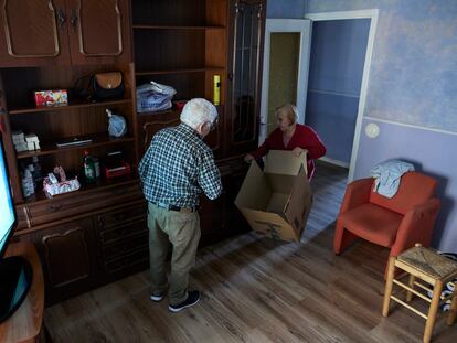 José Manuel y su mujer María Gómez recogen sus pertenencias en cajas en vista de su desahucio, en el barrio madrileño de Carabanchel, el pasado 11 de enero.