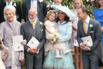 De izquierda a derecha, la princesa y el príncipe Miguel de Kent con su nuera, Sophie Winkleman, y su hijo, lord Federico, en la boda de su hija Gabriella en el castillo de Windsor en mayo de 2019.