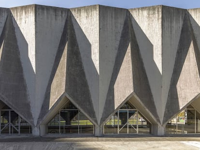 Central hidroeléctrica de Proaza, obra del arquitecto Joaquín Vaquero Palacios (Asturias).