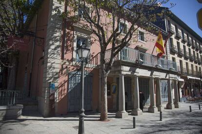 Fachada del Real Coliseo Carlos III, situado muy cerca del Monasterio de El Escorial.