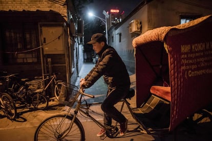 El conductor Li Wei, un joven padre procedente de la empobrecida provincia central de Henan, conduce desde las 8:00 de la tarde hasta el amanecer.