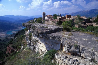 Entre el caserío de Siurana destaca la iglesia románica. Y 250 metros más abajo, el río y el embalse de Siurana.