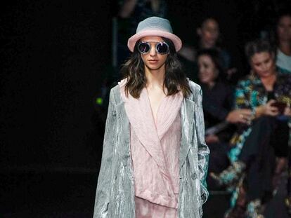 Armani tiñe la próxima primavera de colores pastel