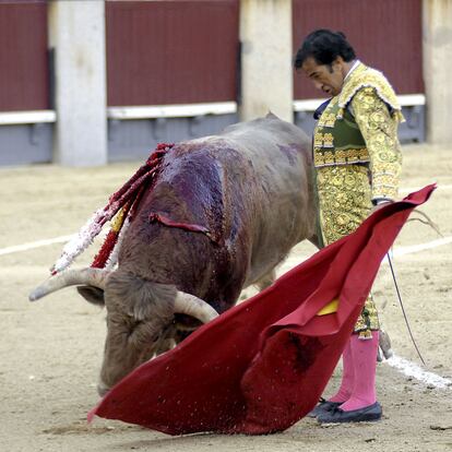 Juan Mora, durante su majestuosa faena de muleta a un <i>torrealta</i> en la pasada Feria de Otoño de Madrid.