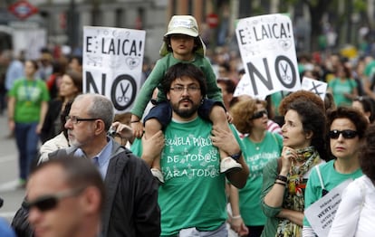 Una familia durante la manifestación en Madrid, convocada por primera vez de forma conjunta por padres, profesores y alumnos para todos los niveles de la enseñanza pública en España, el 28 de octubre.