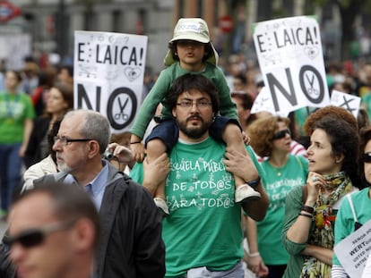 Una familia durante la manifestación en Madrid, convocada por primera vez de forma conjunta por padres, profesores y alumnos para todos los niveles de la enseñanza pública en España, el 28 de octubre.