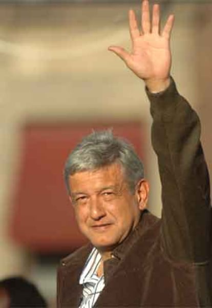 El candidato izquierdista a la presidencia de México, Andrés Manuel López Obrador, saluda a sus simpatizantes, el jueves 17 de agosto, en la explanada del Zócalo de la Ciudad de México