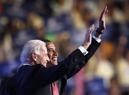 El candidato demócrata a la presidencia de Estados Unidos, Barack Obama (a la derecha), acompañado por su candidato a vicepresidente, Joe Biden, en la convención del partido en la que fueron oficialmente designados, celebrada en Denver (Colorado), el 28 de septiembre de 2008.