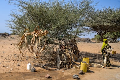 Una mujer seca al sol la estera en uno de los poblados visitados por el equipo de arqueólogos durante el mes de marzo de 2022.