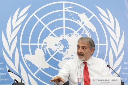 El presidente de la Federación Internacional de Sociedades de la Cruz Roja y la Media Luna Roja, en una rueda de prensa el 13 de septiembre en Ginebra (Suiza).