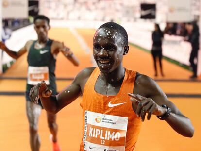 El ugandés Jacob Kiplimo entra vencedor este lunes en la San Silvestre Vallecana.