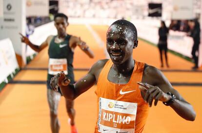 El ugandés Jacob Kiplimo entra vencedor este lunes en la San Silvestre Vallecana.