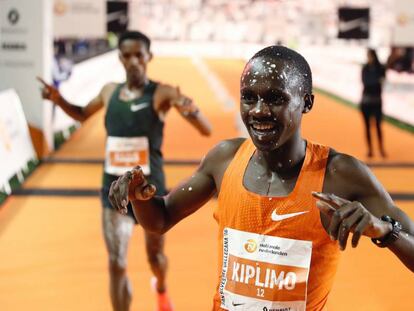 El ugandés Jacob Kiplimo entra vencedor este lunes en la San Silvestre Vallecana.