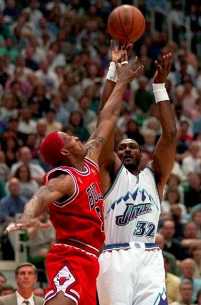 Karl Malone, segundo anotador histórico con 36.928 puntos, lanza ante Dennis Rodman durante el cuarto partido de la final de la NBA de 1997 entre Utah y Chicago.