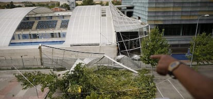 Cubierta de la piscina de Las Olivas de Aranjuez esta ma&ntilde;ana, donde vol&oacute; una l&aacute;mina completa de metacrilato tras la aparatosa tormenta que ocasion&oacute; ayer importantes da&ntilde;os materiales en la localidad