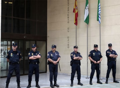Agentes de la policía, ayer, a las puertas del Ayuntamiento de El Ejido mientras se realizaba el registro.