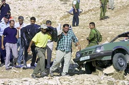 Voluntarios trasladan el cuerpo del palestino muerto hoy en su coche.