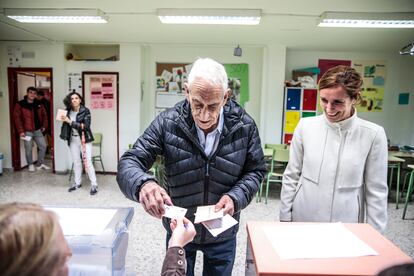 La candidata de Más Madrid a la Presidencia de la Comunidad de Madrid, Mónica García, vota junto a su padre en un colegio electoral de Madrid. 