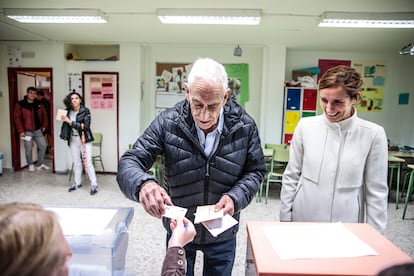 La candidata de Más Madrid a la Presidencia de la Comunidad de Madrid, Mónica García, vota junto a su padre en un colegio electoral de Madrid. 