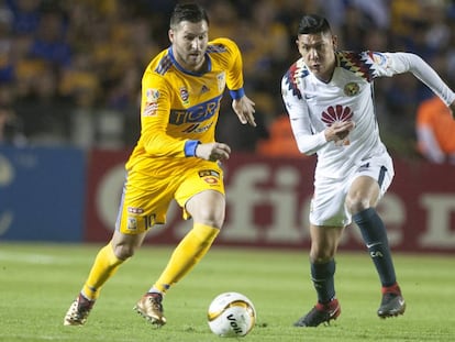 Gignac de Tigres se enfrenta contra Álvarez de América.